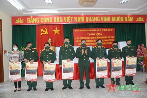Đoàn công tác Quân ủy Trung ương, Bộ Quốc phòng thăm, tặng quà một số đơn vị của Quân khu 2